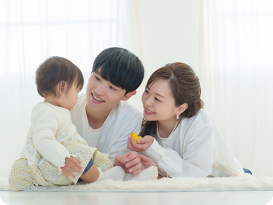 パパとママが娘をあやす写真