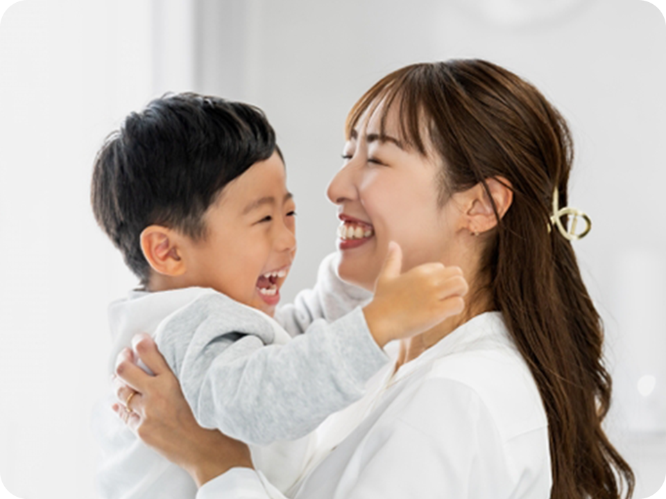 ママと息子が笑う写真