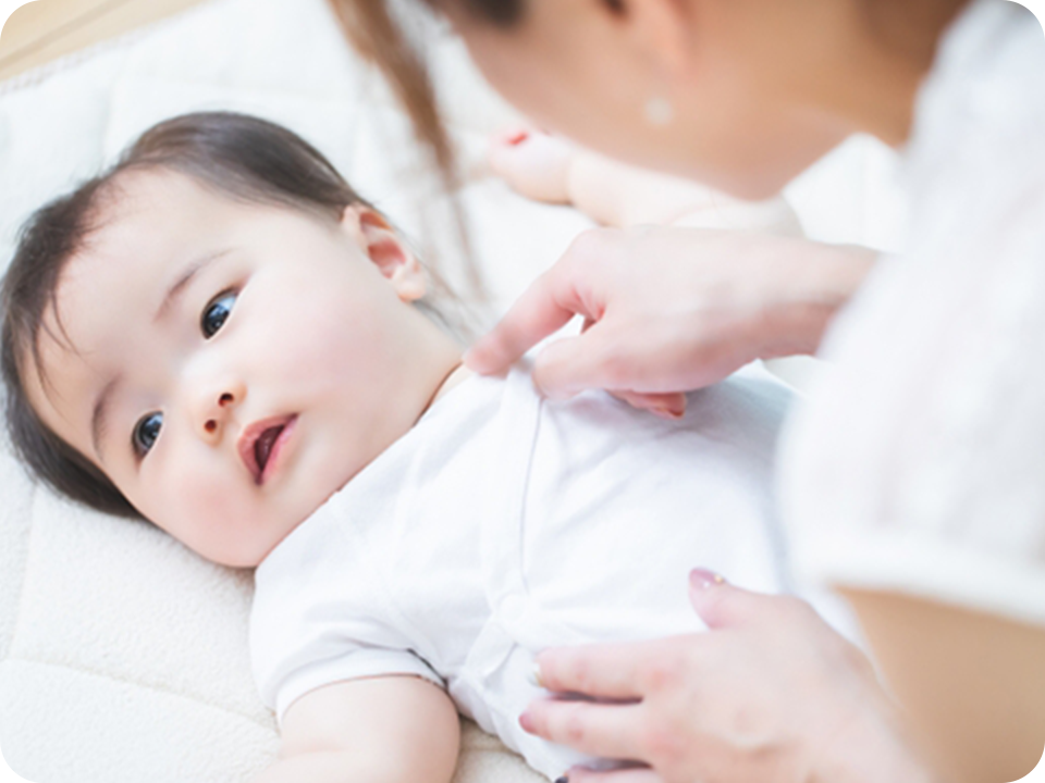 寝転がる赤ちゃんの写真